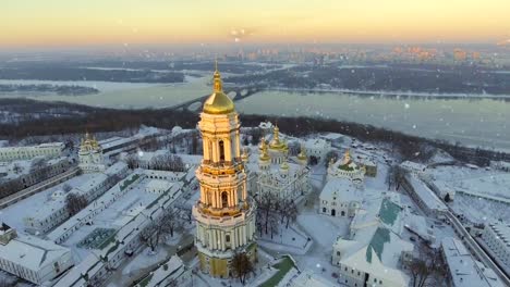 Kiewer-Höhlenkloster-Lawra.-Fallender-Schnee-im-Winter.-Kiew,-Ukraine