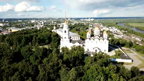 Luftaufnahme-von-Vladimir-mit-Himmelfahrts-Kathedrale