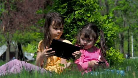 Kinder-mit-Gadgets-auf-Natur.