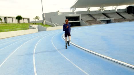 Atletismo-en-una-pista-para-correr-4k-de-discapacitados