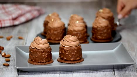 Kuchen-mit-Karamell-und-Nüsse-in-Französisch.-Luxus-Dessert-mit-Schokoladenglasur-überzogen.