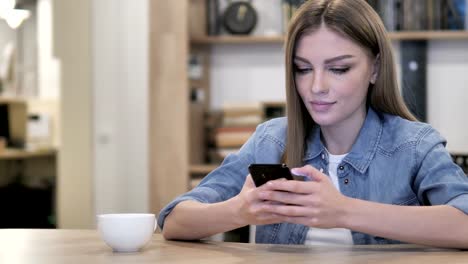 Chica-joven-usando-Smartphone