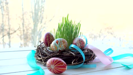 Nido-hecho-en-casa-con-el-grupo-de-los-huevos-de-Pascua