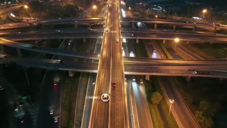 Luftbild-des-Verkehrs-auf-der-Autobahn.-Selbst-fahrender-Autopilot-autonom-Autos.