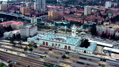 Luftaufnahmen-mit-einer-Drohne-Sotschi-Bahnhof.-Die-zentrale-Attraktion-der-Stadt-Sotschi.-Verkehrsknotenpunkt.-Stadtzentrum