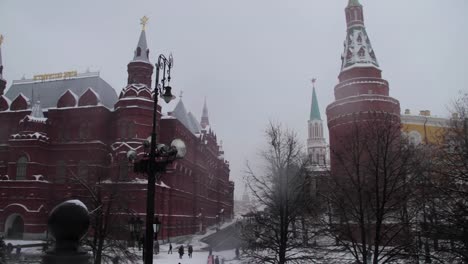 Spaziergang-auf-schneebedeckten-Moskau