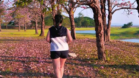 Eine-fette-asiatische-Frau,-die-abends-im-natürlichen-Sonnenlicht-joggt.
Sie-versucht,-mit-Übung-Gewicht-zu-verlieren.--Konzept-Gesundheit-mit-Bewegung.-Zeitlupe