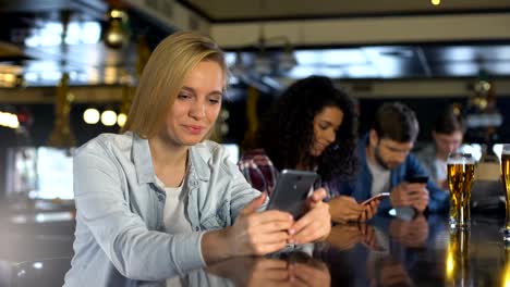 Millennials-mit-Mobiltelefonen-in-Bar,-süchtig-nach-sozialen-Netzwerken,-kostenloses-Wi-Fi