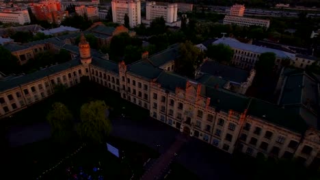 Alte-Universität-vor-dem-Hintergrund-der-Stadt-bei-Sonnenuntergang-Antenne