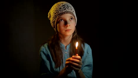 little--girl-praying-in-a-dark-room