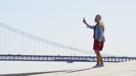 Frau-bei-schönem-Blick-auf-25.-April-Brücke-im-Sonnenlicht