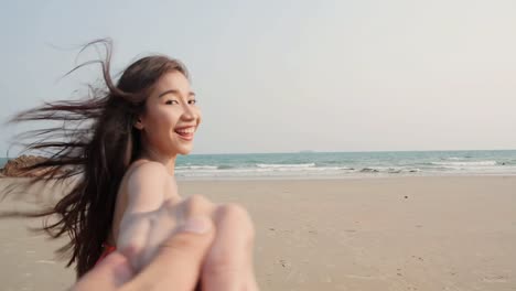 Asian-beautiful-woman-holding-her-boyfriend-hand-and-running-to-the-beach.-Summer-and-Travel-concept.