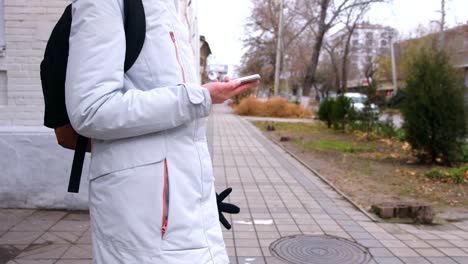 La-mujer-se-perdió-en-la-ciudad-y-en-busca-de-una-ruta-utilizando-el-navegador-en-el-teléfono-móvil.