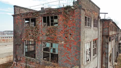 Abandonado-edificio-de-fábrica-industrial,-ruinas-y-concepto-de-demolición.