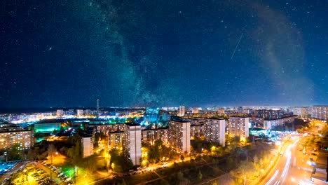 Der-malerische-Blick-auf-die-nächtliche-Stadt-auf-einem-Sternenhimmel-Hintergrund.-Zeitraffer