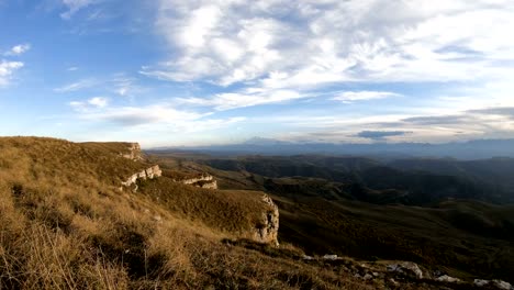 Timelapse-Schlucht-Klippen-mit-bewegten-Himmel-Schatten-und-Wolken.