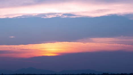 Lapso-de-tiempo-de-fondo-natural.-Intervalo-de-tiempo-del-atardecer.-El-movimiento-de-nubes-y-sol.