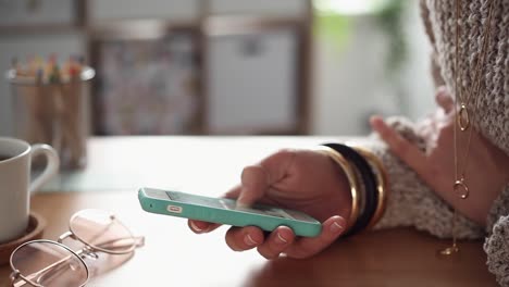 Junge-Frau-schringt-ihr-Smartphone