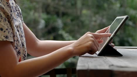 Junge-asiatische-Frau-mit-Tablet-im-Café.-Technologie-Social-Media.