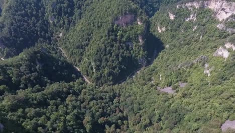 Luftaufnahme-der-Schlucht,-auf-deren-Grund-der-Gebirgsfluss-fließt.