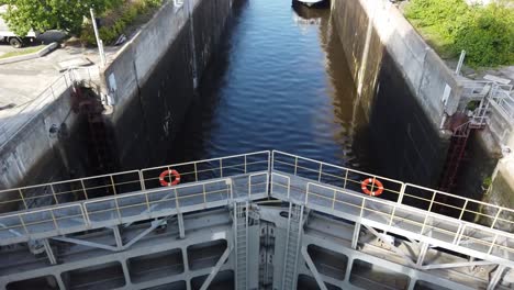 Das-Tor-tor-öffnet-sich,-um-das-Schiff-passieren-zu-lassen.-Tor-der-Kiewer-Wasserkraftstation.