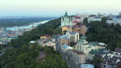 Luftaufnahme-der-St.-Andrew-es-Church,-Richard-es-Castle-und-der-berühmten-St.-Andrew-es-Descent,-wo-Künstler-ihre-Werke,-Podil,-Kiew-ausgestellt