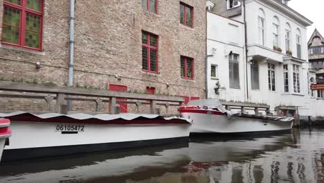 Brügge,-Belgien---Mai-2019:-Blick-auf-den-Wasserkanal-im-Stadtzentrum.-Touristischer-Spaziergang-auf-den-Wasserkanälen-der-Stadt.-Blick-von-einem-Touristenboot.