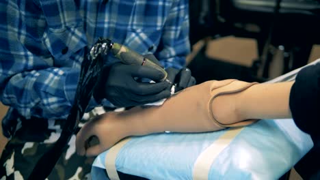 Tattoo-is-being-made-on-a-prosthetic-arm