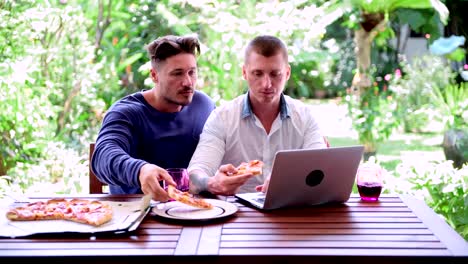 Pareja-gay-comandando-pizza-para-el-almuerzo.-Escribir-y-mirar-la-pantalla.