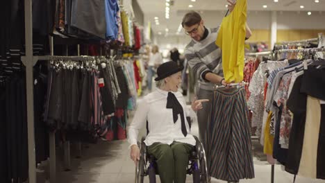 Mujer-en-silla-de-ruedas-comprando-ropa-con-grupo-de-amigos