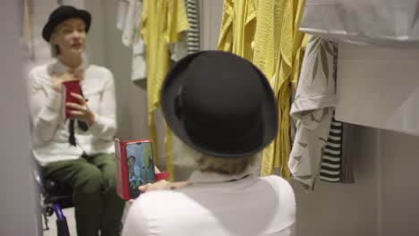 Paraplegiker-Frau-macht-Selfie-in-Hut-bei-Kleidung-Store