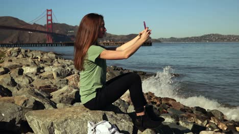 Frau-macht-Selfie-mit-Golden-Gate-Bridge