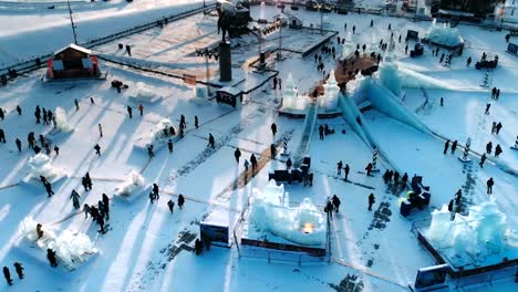 Año-Nuevo-Moscú-con-una-vista-de-la-ciudad-de-hielo-con-toboganes,-un-árbol-de-Navidad