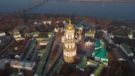 Flyby-alrededor-de-Kiev-Pechersk-Lavra,-Ucrania.-Atardecer