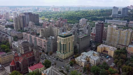 Beautiful-footage-of-Kiev,-city-center-church-and-architecture