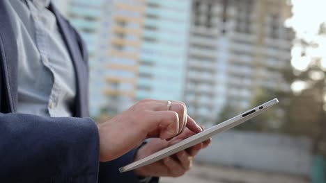 Businessman-está-escribiendo-en-una-tableta