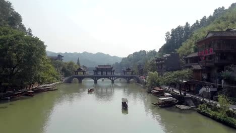 Luftaufnahme-der-historischen-Mitte-von-Fenghuang-Stadt