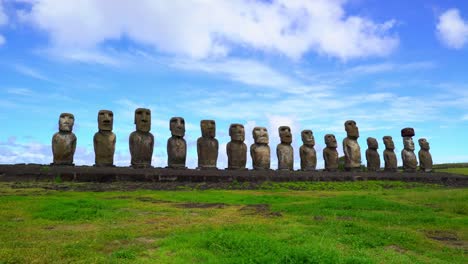 Estatuas-en-la-isla-oriental,-Chile