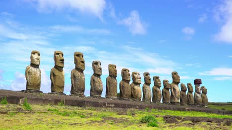 Estatuas-en-la-isla-oriental,-Chile