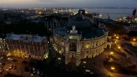 Vista-aérea-nocturna-de-la-casa-de-la-ópera-de-Odessa-en-Ucrania