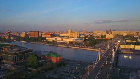 Rusia-al-atardecer-luz-Moscú-río-krymsky-famoso-puente-tráfico-aéreo-panorama-4k