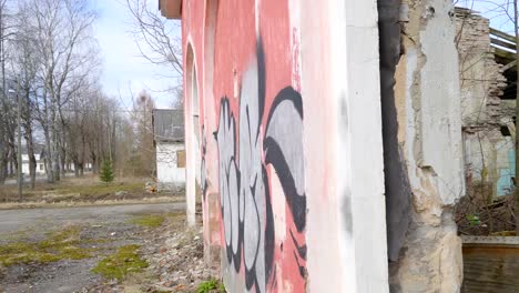 The-inside-look-of-the-ruined-house-in-ukraine