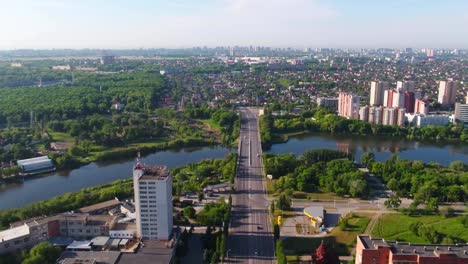 Luftbild-von-Moskau-mit-Moskwa-aus-eine-moderne-Schrägseilbrücke.-Blick-aus-dem-Himmel-auf-Brücke-in-die-Stadt-und-den-See