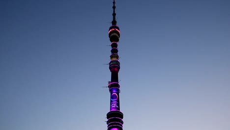 Torre-de-la-televisión-(Ostankino)-por-la-noche,-Moscú,-Rusia