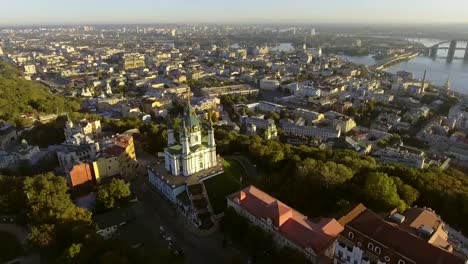 St.-Andreas-Kirche-(Kiew)-Ukraine.-Stadtansicht-aus-großer-Höhe.