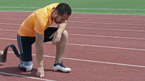 Fuerte-amputado-atleta-formación-continua-mientras-que-sufren-de-dolor