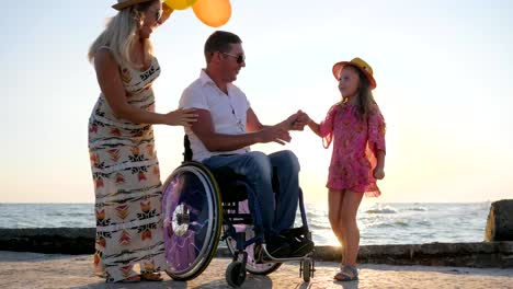 Ungültige,-schwangere-Frau-und-Tochter-haben-eine-gute-Zeit-mit-bunten-Luftballons,-Familie-mit-Kind