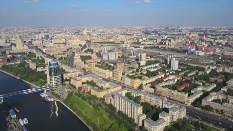 Russlands-sonniger-Tag-Moskau-Fluss-Bucht-berühmten-Hotel-Gebäude-Antenne-Stadtpanorama-4k