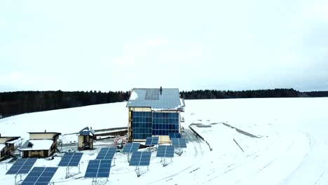 Hotelkomplex-mit-Sonnenkollektoren-auf-dem-Schnee-in-den-Bergen.