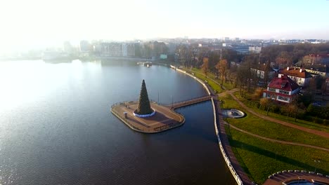 Antenne:-Der-Weihnachtsbaum-am-oberen-See-in-Kaliningrad